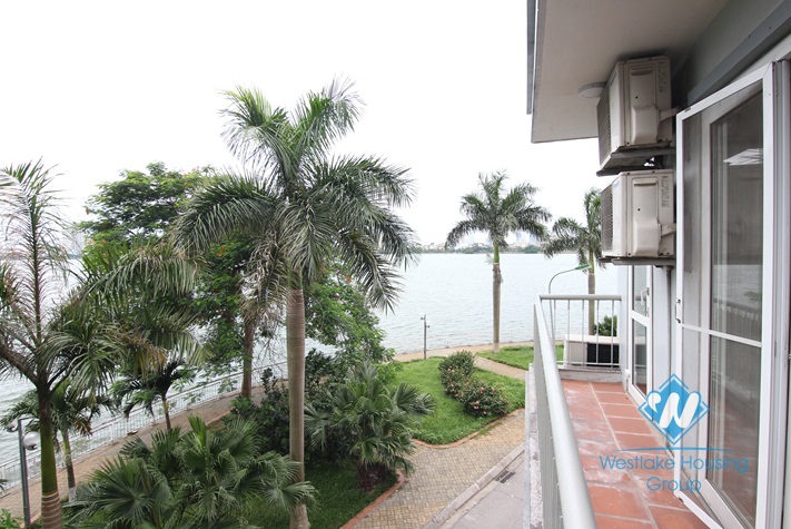Lakeside house for rent in Tay Ho with amazing lake view 
